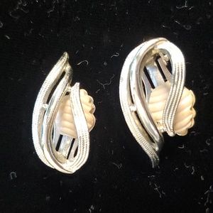 Vintage Sarah Coventry comfort clip silvertone earrings